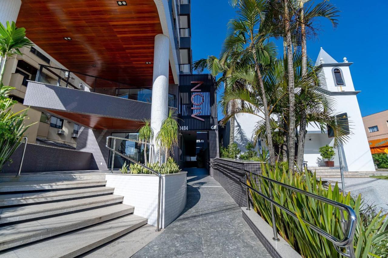 Confortavel Loft Em Condominio Com Piscina Бомбиньяс Экстерьер фото